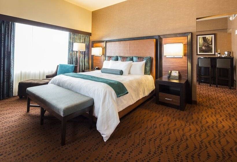 带大床的豪华间, Akwesasne Mohawk Casino Resort And Players Inn Hotel  Formerly Comfort Inn And Suites Hogansburg Ny