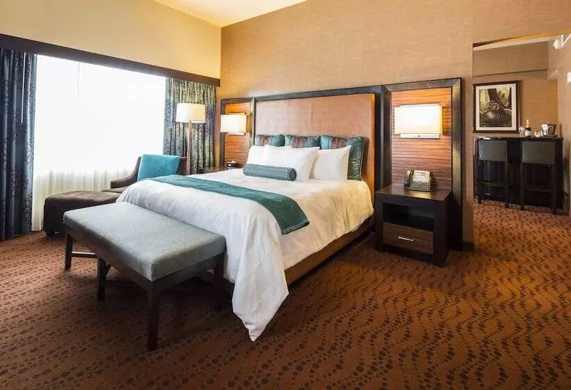 キングサイズベッドのデラックスルーム, Akwesasne Mohawk Casino Resort And Players Inn Hotel  Formerly Comfort Inn And Suites Hogansburg Ny