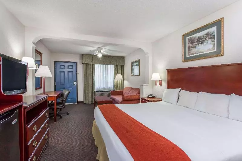 キングサイズベッドのスイートルーム, Baymont Inn & Suites