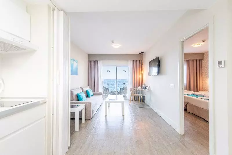 سوییت جونیور با چشمانداز دریا, Ereza Mar - Adults Only