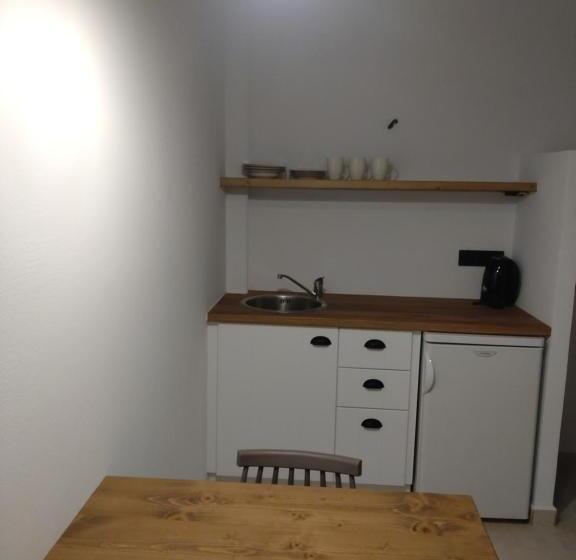 سوییت, Kyra Panagia