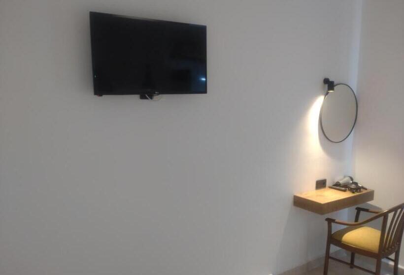 سوییت, Kyra Panagia