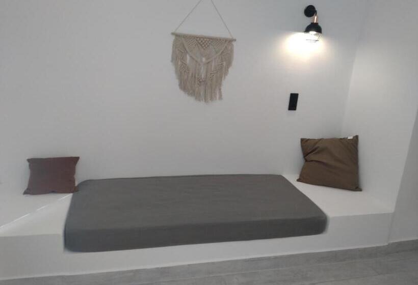 سوییت, Kyra Panagia