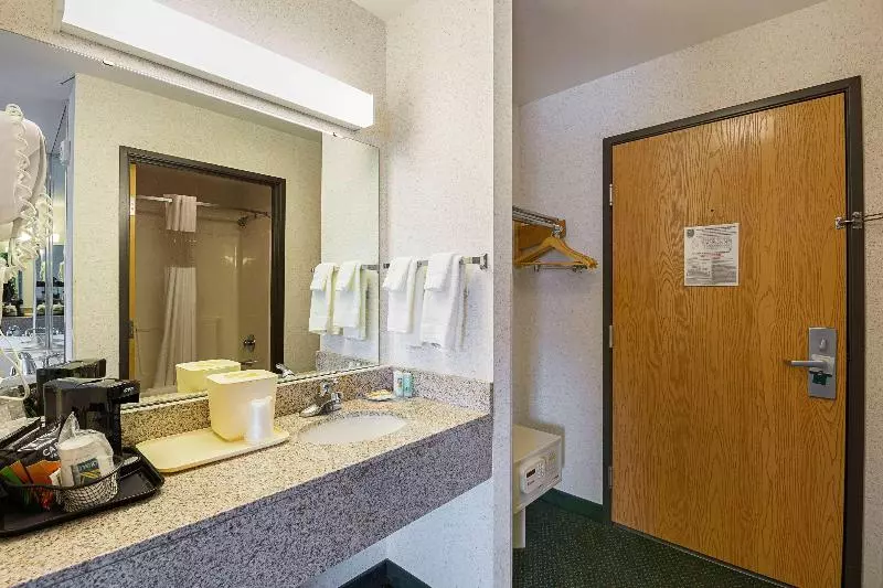 スイート, Quality Inn & Suites Belmont Route 151