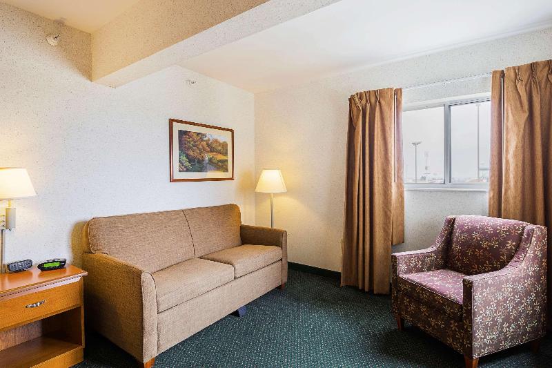 Люкс, Quality Inn & Suites Belmont Route 151