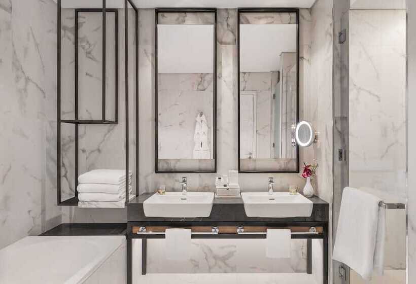 اتاق لوکس با چشمانداز استخر, Address Beach Resort Fujairah