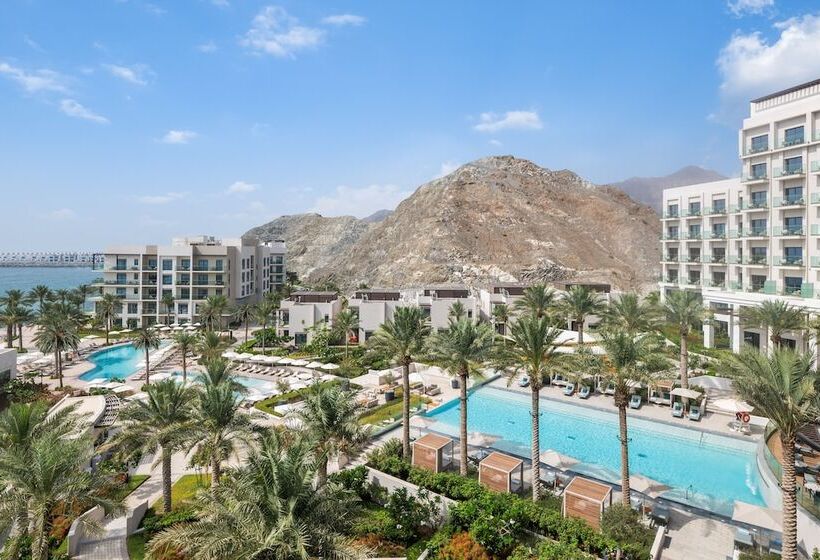 Номер Deluxe Вид на Бассейн, Address Beach Resort Fujairah