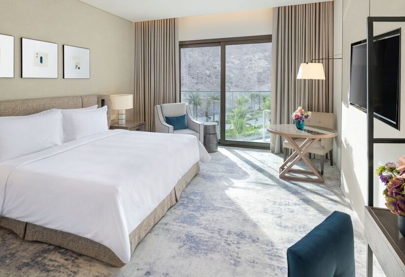 اتاق لوکس با چشمانداز استخر, Address Beach Resort Fujairah