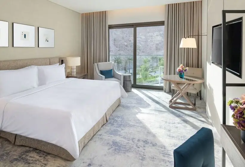 プールの見えるデラックスルーム, Address Beach Resort Fujairah