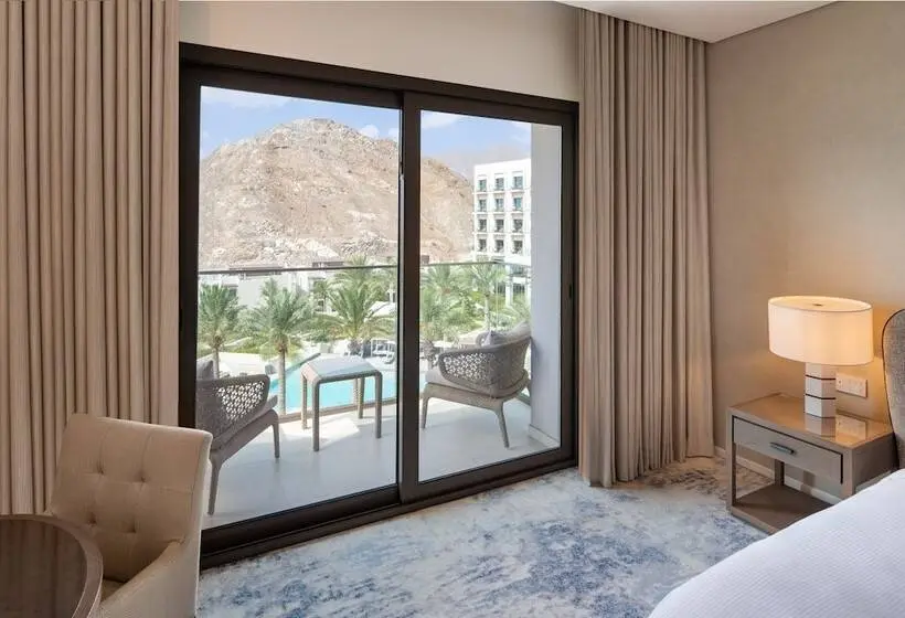 プールの見えるデラックスルーム, Address Beach Resort Fujairah