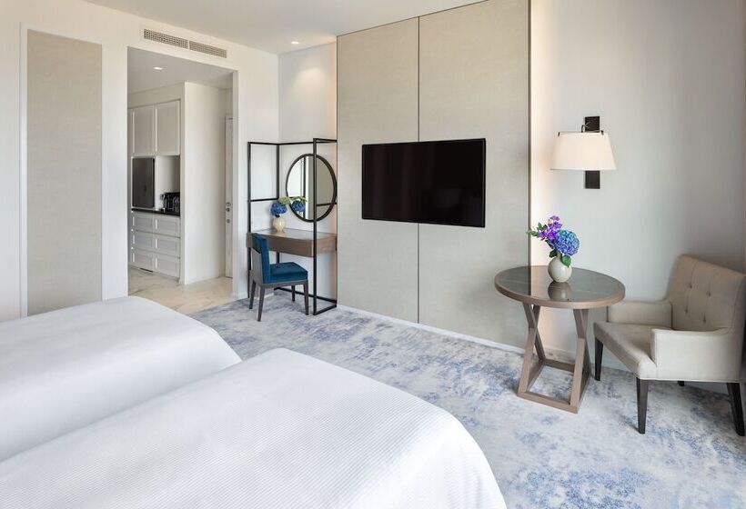 اتاق لوکس با چشمانداز استخر, Address Beach Resort Fujairah