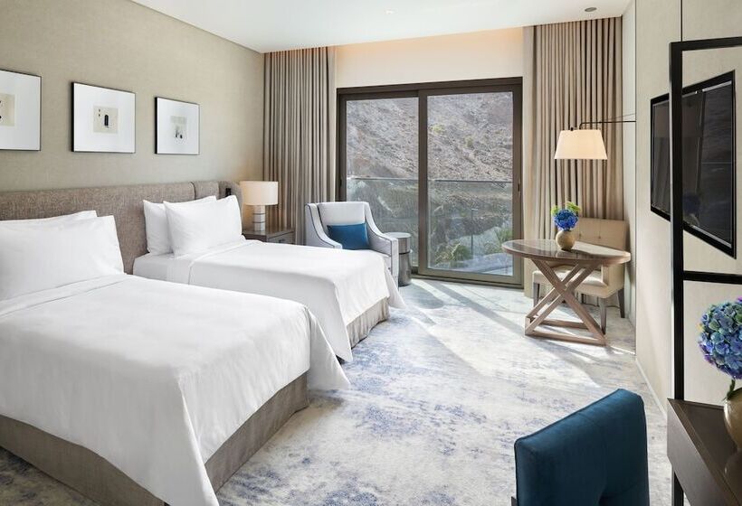 اتاق لوکس با چشمانداز استخر, Address Beach Resort Fujairah