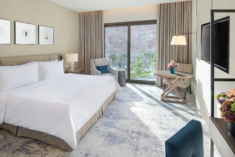 اتاق لوکس با چشمانداز استخر, Address Beach Resort Fujairah