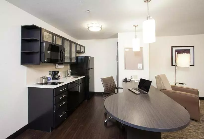 身障者適用キングサイズベッドルーム, Candlewood Suites New Braunfels, An Ihg