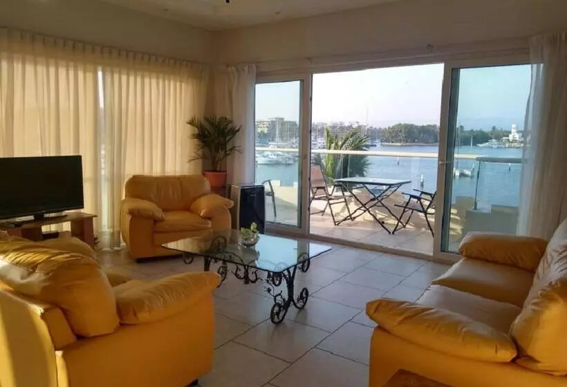 スーペリアースイート, Marina Banderas Suites