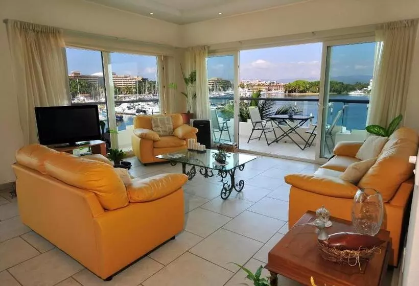 スーペリアースイート, Marina Banderas Suites