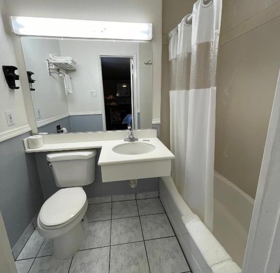 غرفة عائلية, Hollywood Guest Inn