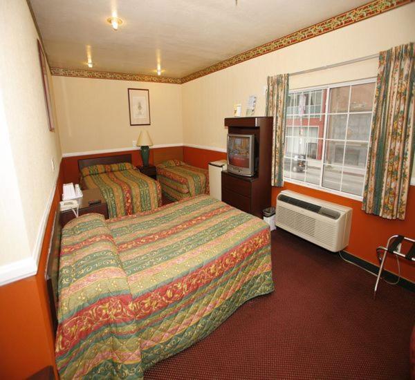 غرفة عائلية, Hollywood Guest Inn