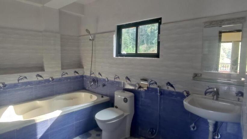 اتاق لوکس, Jungle Front Lodge
