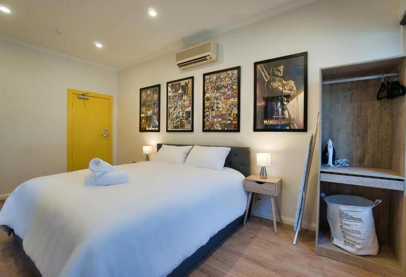 Люкс Кровать Кинг, Dreamy Stays Accommodation   Private Rooms With Shared Bathrooms