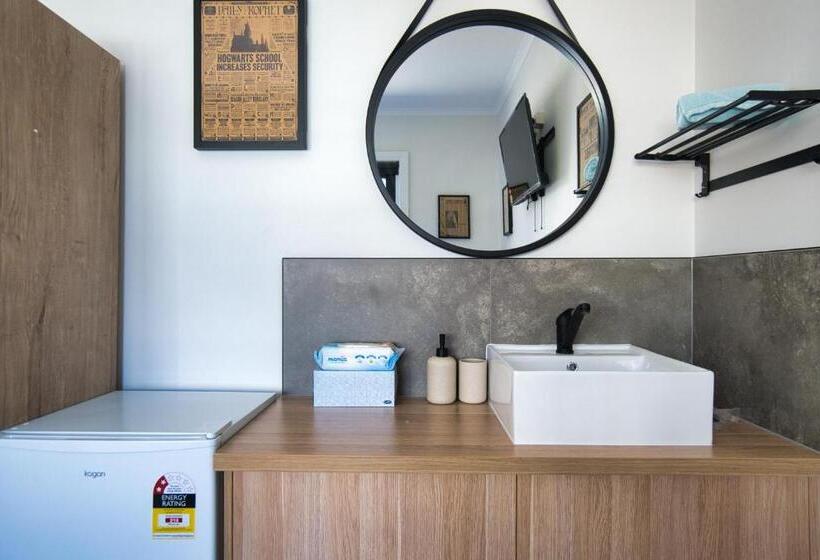 جناح سرير كينج, Dreamy Stays Accommodation Private Rooms With Shared Bathrooms