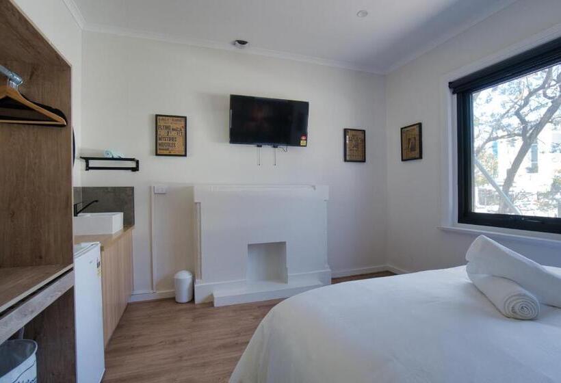Люкс Кровать Кинг, Dreamy Stays Accommodation   Private Rooms With Shared Bathrooms