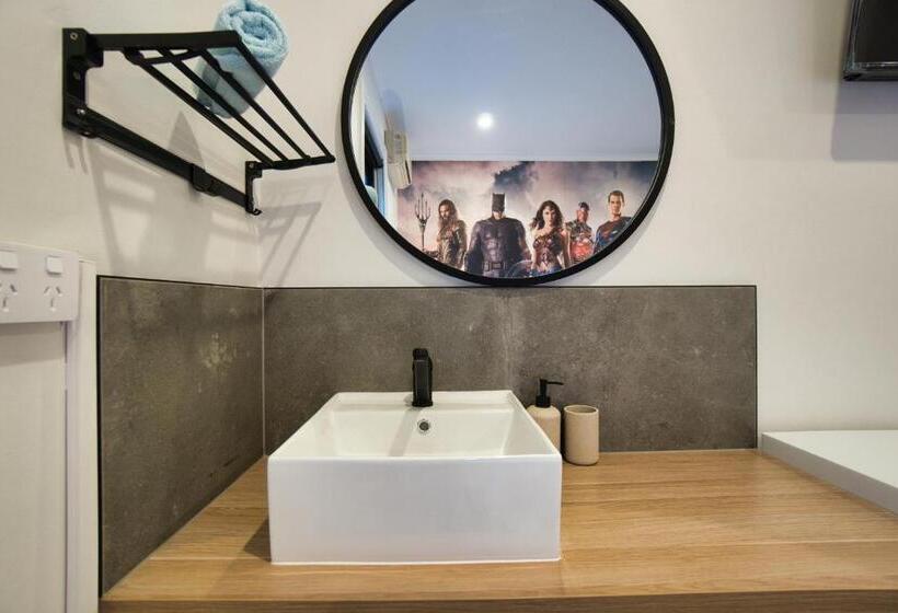 Люкс Кровать Кинг, Dreamy Stays Accommodation   Private Rooms With Shared Bathrooms