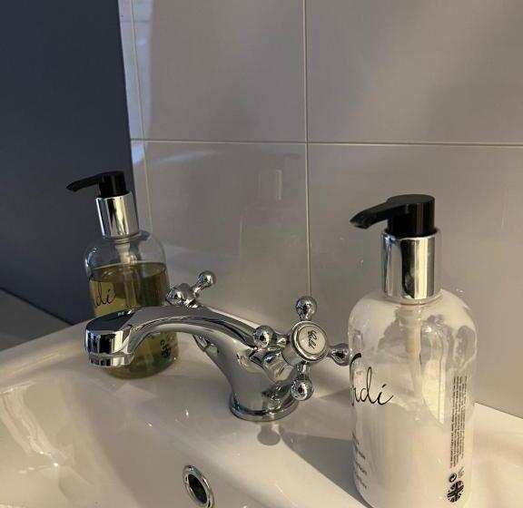 חדר סטנדרד יחיד חדר אמבטיה משותף, Rock House Bed And Breakfast