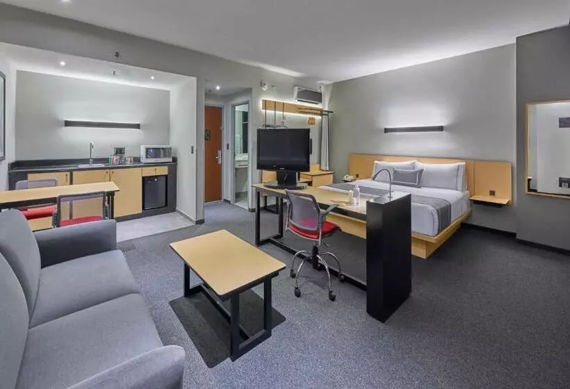 キングサイズベッドのスイートルーム, City Express Plus by Marriott Ciudad de México Santa Fe