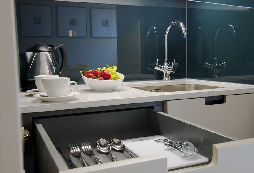 غرفة أساسية, The Resident Soho