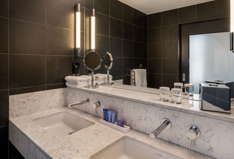 جناح, The Resident Soho