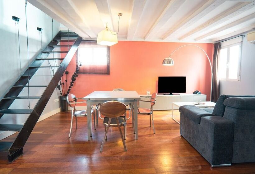 3 Bedroom Duplex Apartment, Smartr Madrid Atocha