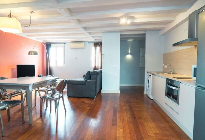 3 Bedroom Duplex Apartment, Smartr Madrid Atocha