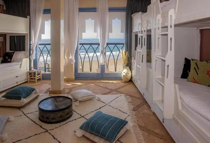 ルームシェアのワンベッド, Teddy Pirate   Coliving