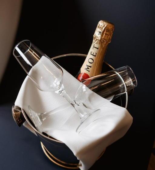 سوئیت با تخت بزرگ, Gilmar Orellana La Vieja