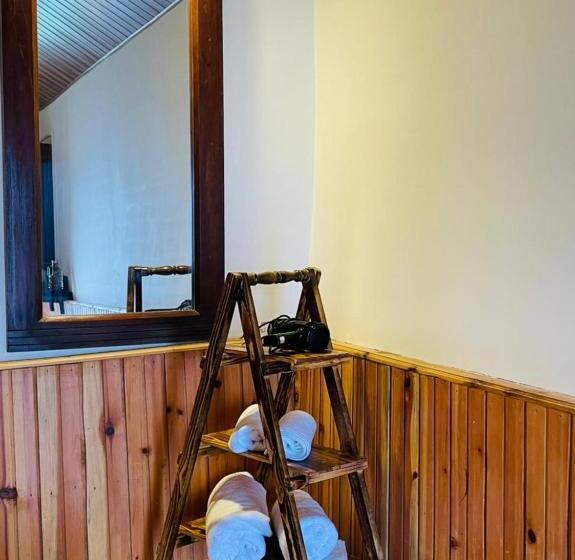 デラックスルーム, Small Victories Stay & Cafe