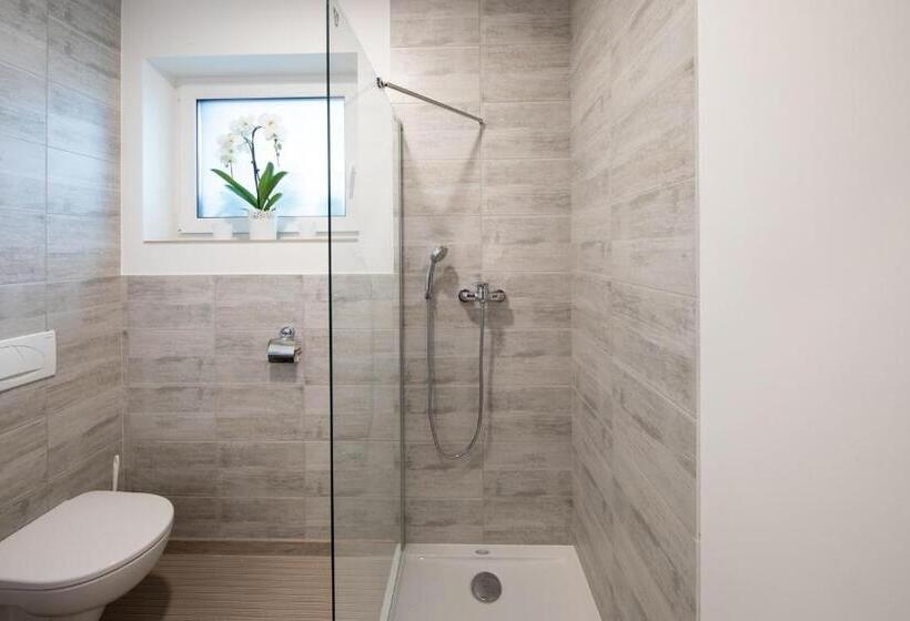 اتاق استاندارد سه تخته با بالکن, Gostilna Pugelj