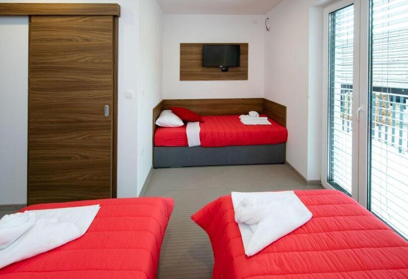 اتاق استاندارد سه تخته با بالکن, Gostilna Pugelj