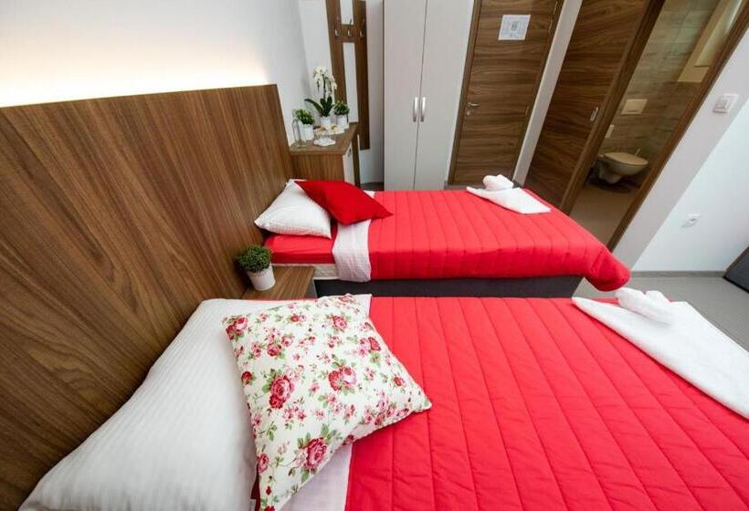 اتاق استاندارد سه تخته با بالکن, Gostilna Pugelj