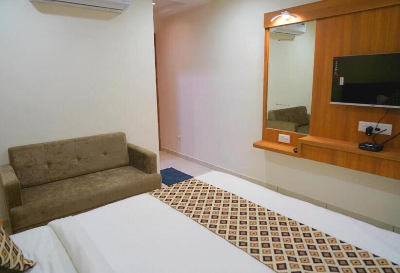 חדר דלוקס, Lee Grand