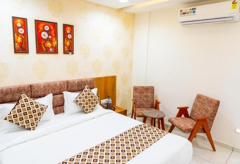 חדר דלוקס, Lee Grand