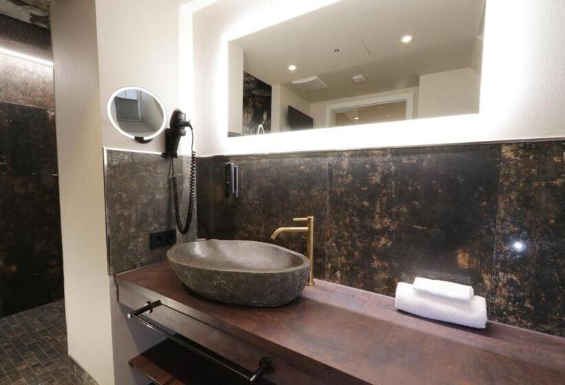 Standart Oda, Reinhardts