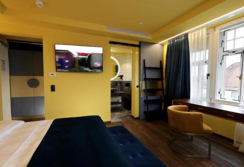 Standart Oda, Reinhardts