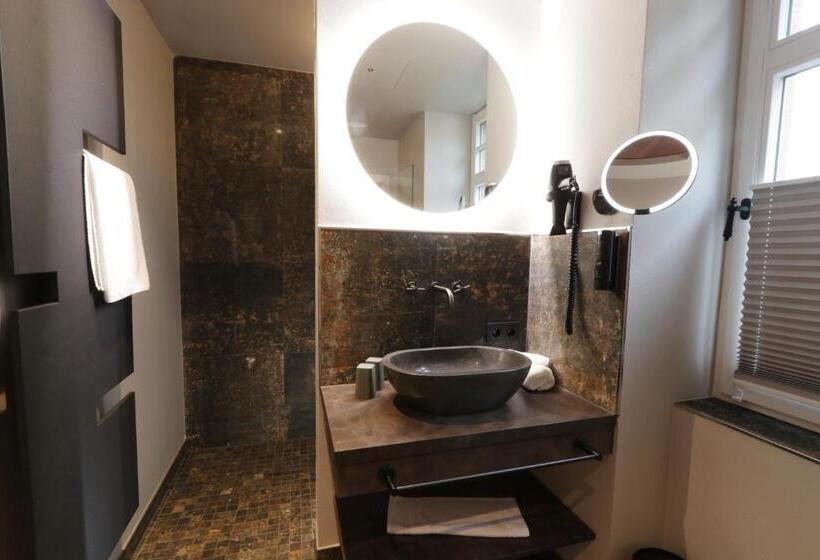 Delüks Junior Süiti, Reinhardts