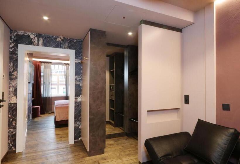 Delüks Junior Süiti, Reinhardts