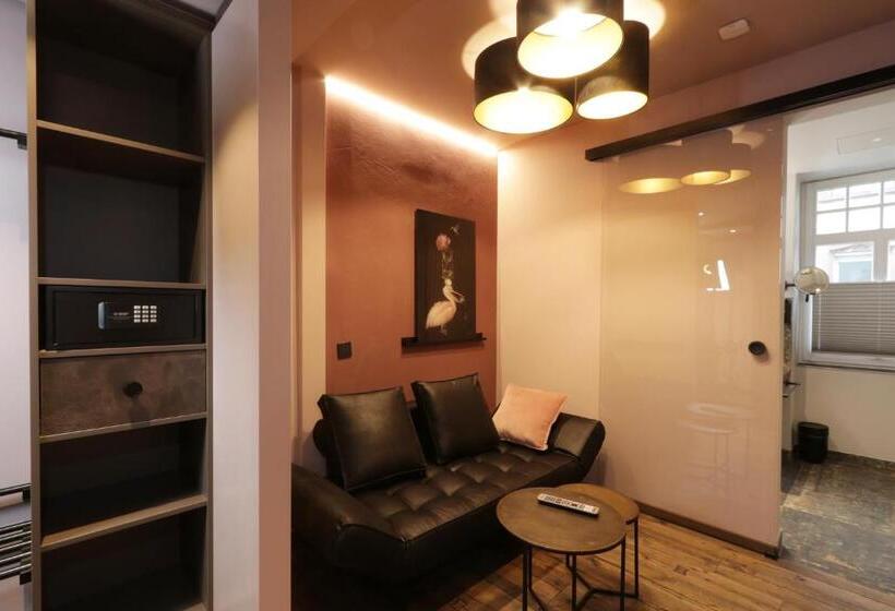 Delüks Junior Süiti, Reinhardts