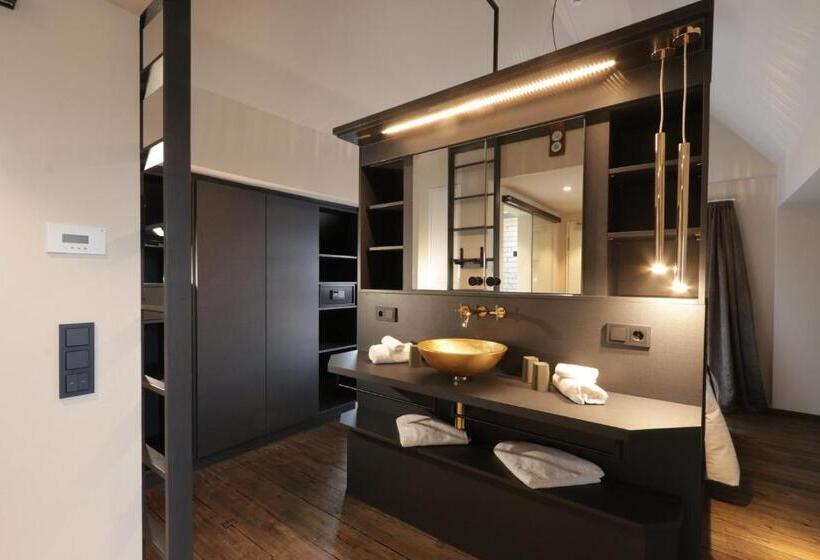 Lüks Aile Odası, Reinhardts