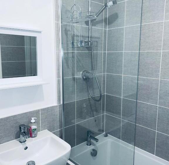 شقة غرفتين, Cosy Family Home   Coventry City Centre   Entire House