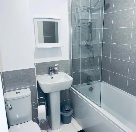 شقة غرفتين, Cosy Family Home   Coventry City Centre   Entire House