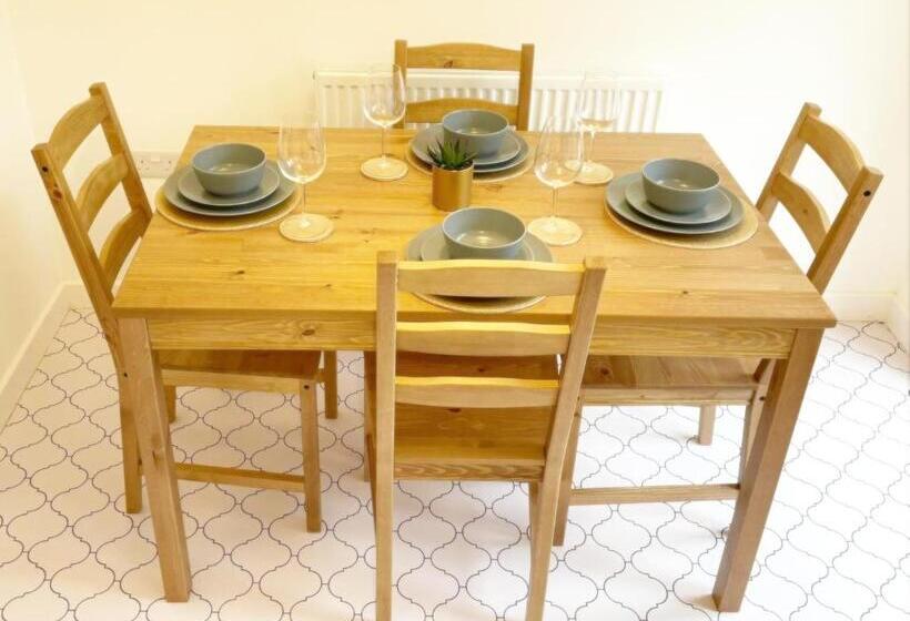 شقة غرفتين, Cosy Family Home   Coventry City Centre   Entire House